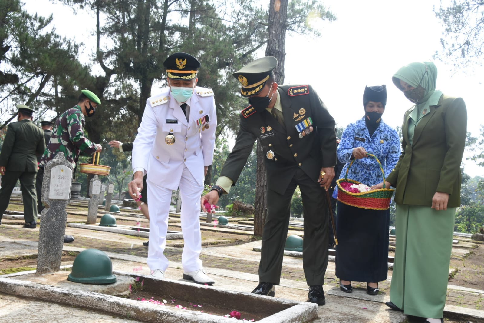 Sambut HUT TNI Ke-76, Danrem 073/Makutarama Laksanakan Ziarah ke Makam Pahlawan